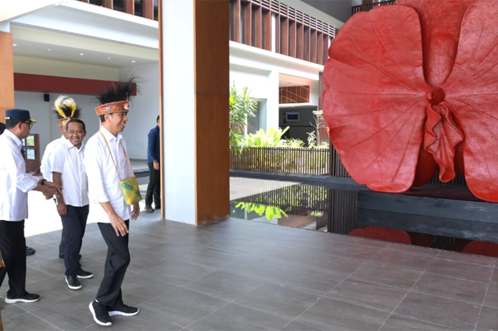 “Memanfaatkan akses yang makin terbuka untuk memperkenalkan potensi-potensi yang ada di daerah kita ini, memperkenalkan destinasi-destinasi wisata yang ada, dan meningkatkan kunjungan wisaatawan ke Papua,” tandasnya.