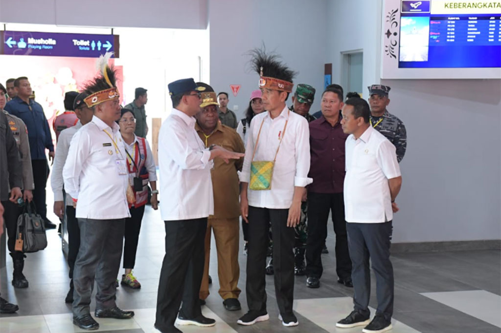 Oleh karena itu, Jokowi mengimbau kepada jajaran pemerintah daerah agar masyarakat dapat memanfaatkan keberadaan kedua bandara tersebut dengan baik, baik untuk pergerakan orang maupun untuk memperkenalkan potensi yang ada di Papua.