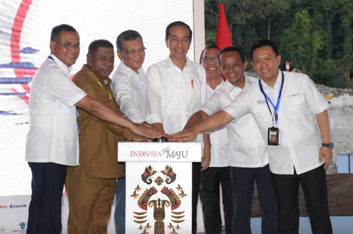 Presiden Joko Widodo melakukan groundbreaking atau peletakan batu pertama Proyek Strategis Nasional (PSN) Kawasan Industri Pupuk Fakfak di Kabupaten Fakfak, Provinsi Papua Barat, pada Kamis, 23 November 2023.