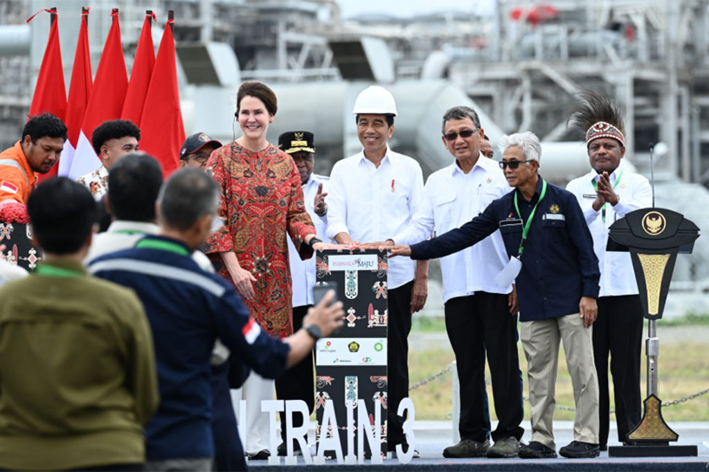 Presiden Joko Widodo meresmikan Proyek Strategis Nasional (PSN) Tangguh Train 3, di Kabupaten Teluk Bintuni, Provinsi Papua Barat, pada Jumat, 24 November 2023. 