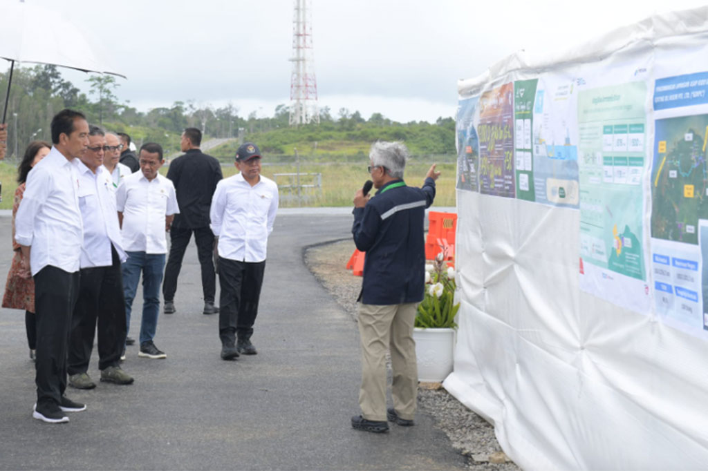 Pada kesempatan yang sama, Presiden Jokowi menyampaikan bahwa terdapat sejumlah proyek hulu migas dan turunannya yang akan dibangun di Papua Barat, antara lain proyek Carbon Capture, Utilization, and Storage (CCUS) Ubadari, proyek hilirisasi blue amonia, serta proyek Lapangan Asap, Kido, dan Merah (AKM). 