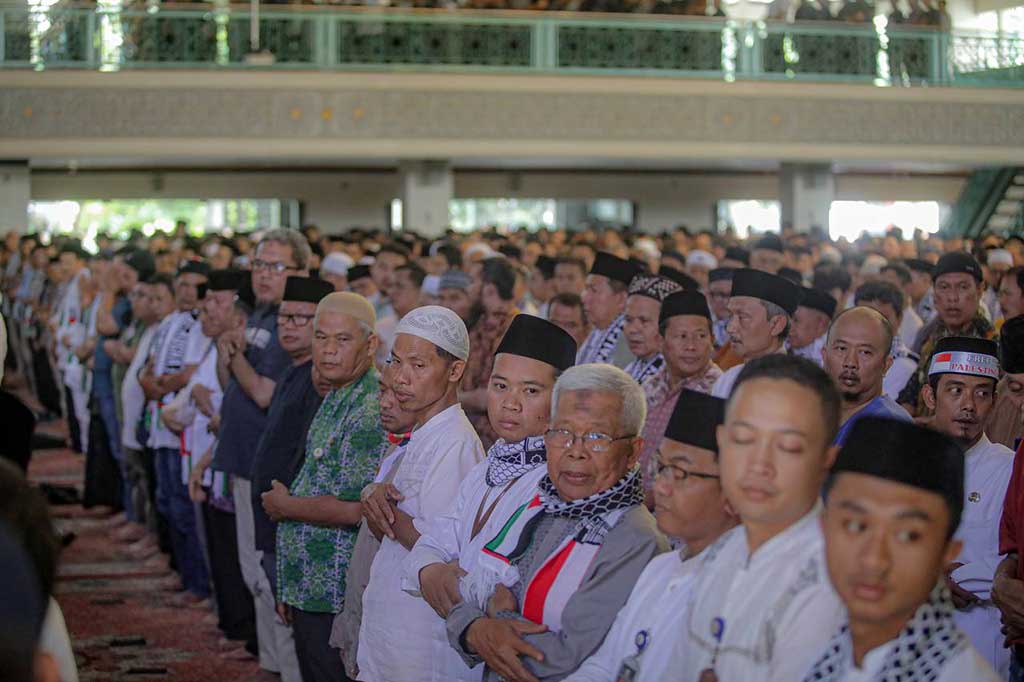 Ribuan warga Kota Bandung menggelar istighosah, salat ghaib, dan doa bersama sebagai bentuk solidaritas terhadap Palestina di Masjid Al Ukhuwah, Kota Bandung, Jumat, 24 November 2023.