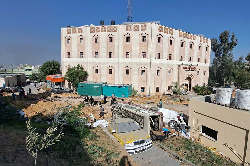 Sementara itu, tiga warga negara Indonesia (WNI) yang menjadi relawan di RS Indonesia telah dievakuasi dari rumah sakit yang terletak di Gaza utara tersebut ke Gaza selatan pada Kamis. Berdasarkan keterangan MER-C, yang menaungi ketiga relawan tersebut, tiga WNI itu saat ini sedang menunggu proses evakuasi untuk keluar dari Jalur Gaza.