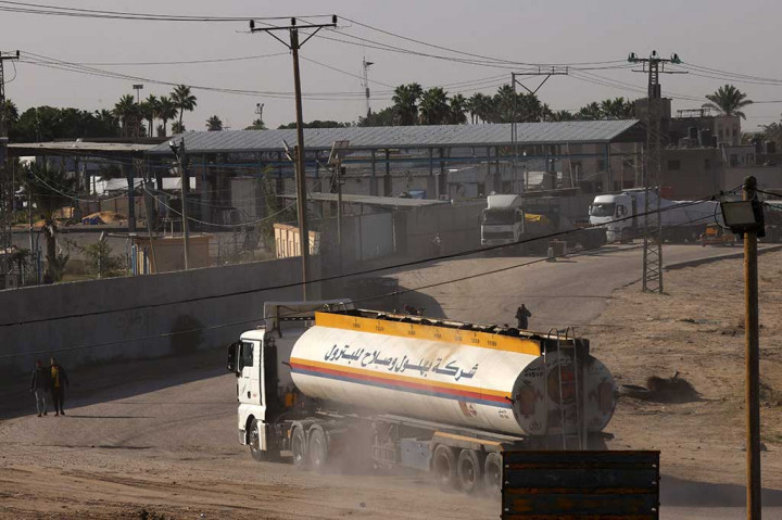 Bantuan bahan bakar itu merupakan yang pertama kalinya sejak Israel memberlakukan blokade ketat terhadap Jalur Gaza pada awal bulan lalu.
