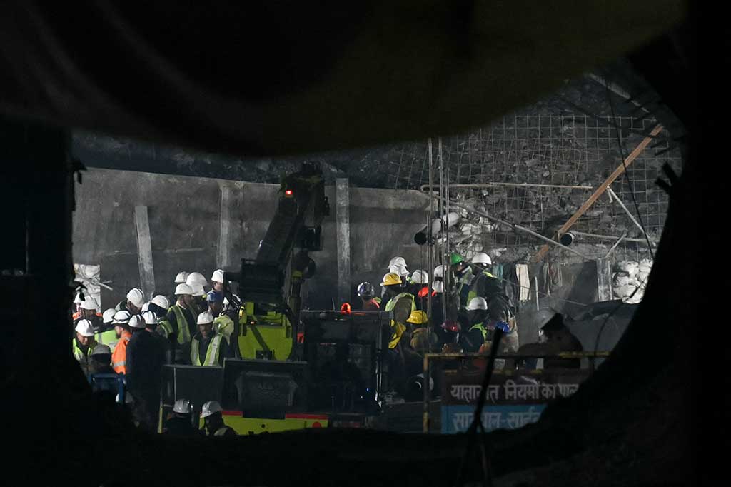 Hanya beberapa meter batu dan tanah yang memisahkan tim penyelamat India dari 41 pekerja yang terjebak di dalam terowongan jalan yang runtuh selama hampir dua pekan. Pemerintah India optimistis proses evakuasi ini akan berhasil dalam beberapa jam ke depan.