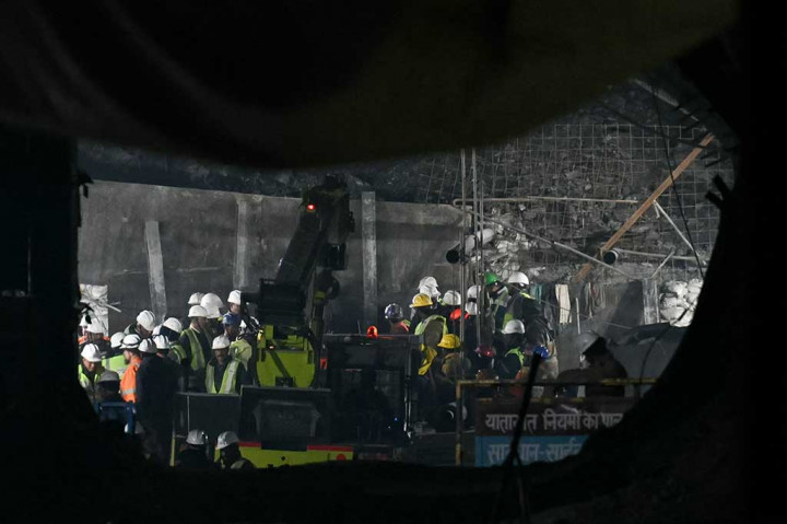 Hanya beberapa meter batu dan tanah yang memisahkan tim penyelamat India dari 41 pekerja yang terjebak di dalam terowongan jalan yang runtuh selama hampir dua pekan. Pemerintah India optimistis proses evakuasi ini akan berhasil dalam beberapa jam ke depan.