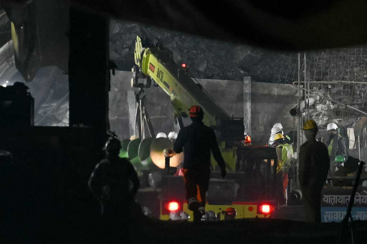 Tim penyelamat telah menyiapkan tandu dengan roda yang siap untuk menarik orang-orang yang kelelahan melalui pipa baja sepanjang 57 meter. Pipa itu berhasil melewati bagian terakhir dari puing-puing reruntuhan terowongan yang menghalangi jalan keluar.