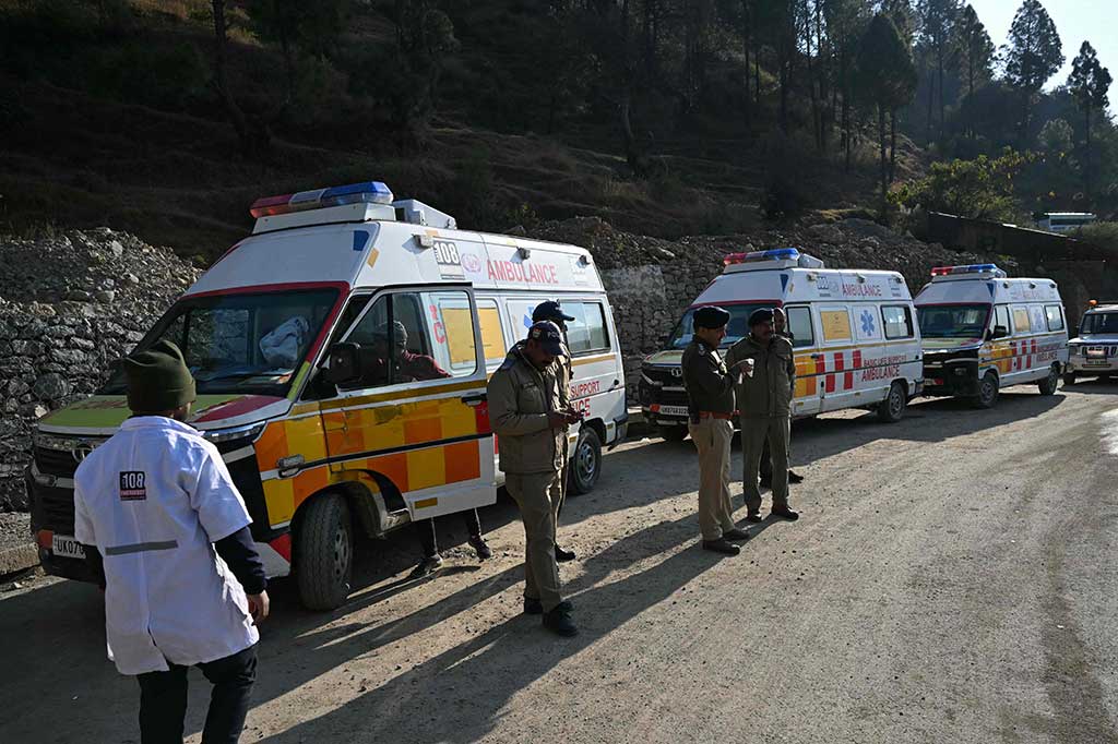 Ambulans telah bersiaga dan rumah sakit lapangan telah disiapkan untuk menerima 41 pekerja yang terjebak sejak sebagian terowongan runtuh 13 hari lalu. Lokasinya di negara bagian Uttarakhand di Himalaya.
