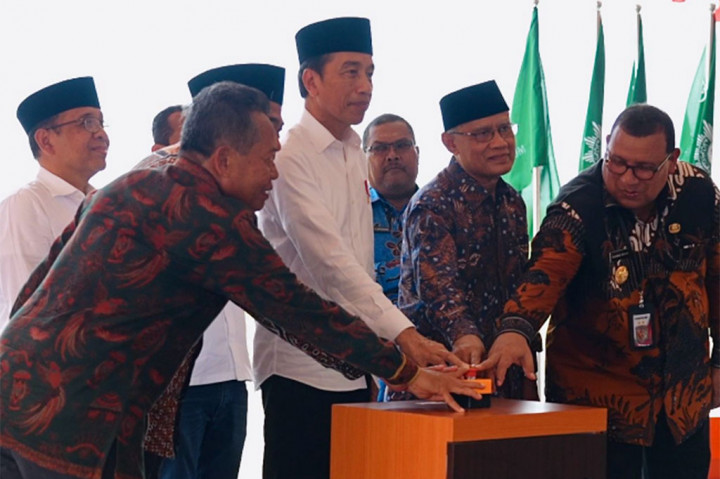 Presiden Joko Widodo resmi meletakkan batu pertama (groundbreaking) pembangunan Rumah Sakit Pembinaan Kesejahteraan Umat Muhammadiyah (RS PKU) Unimuda Sorong, Papua Barat Daya, Jumat, 24 November 2023.