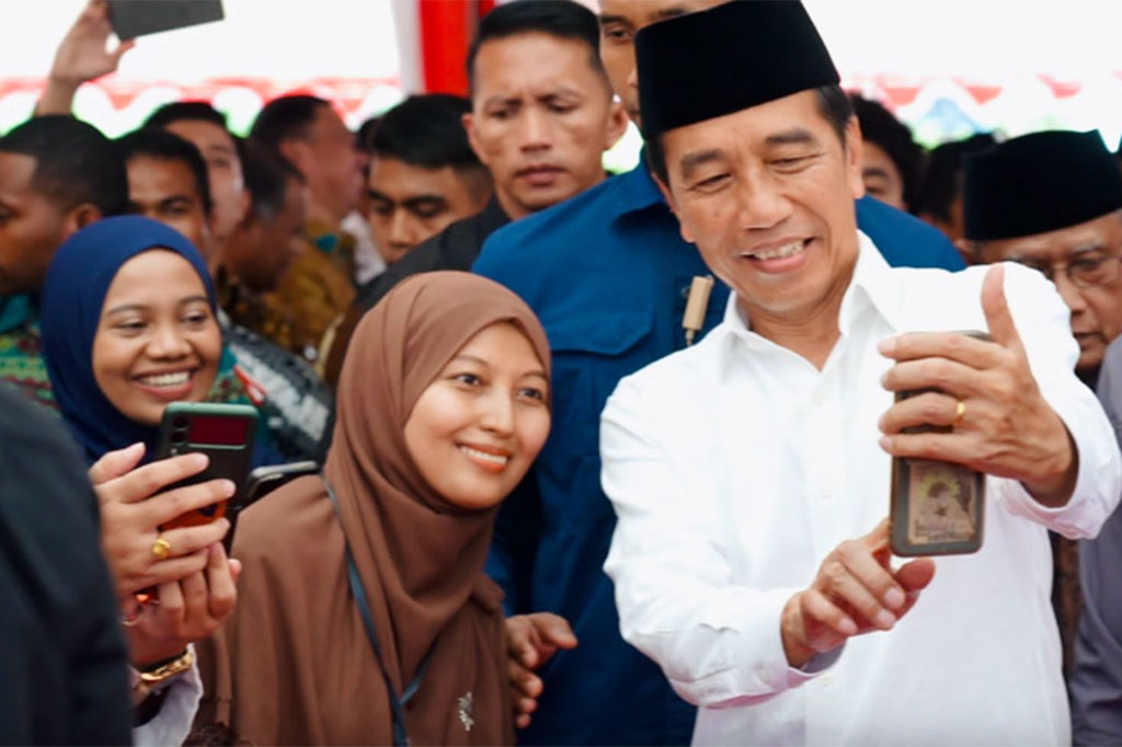 Jokowi pun telah berjanji kepada Ketua Umum Pimpinan Pusat Muhammadiyah untuk mengirim tim dari Kementerian PU turun dan melihat lapangan, lihat gambarnya agar bisa segera dikerjakan dan diselesaikan di tahun depan.
