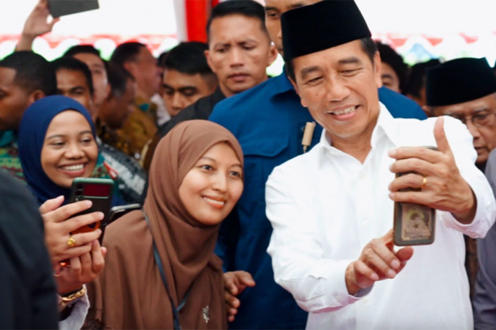 Jokowi pun telah berjanji kepada Ketua Umum Pimpinan Pusat Muhammadiyah untuk mengirim tim dari Kementerian PU turun dan melihat lapangan, lihat gambarnya agar bisa segera dikerjakan dan diselesaikan di tahun depan.