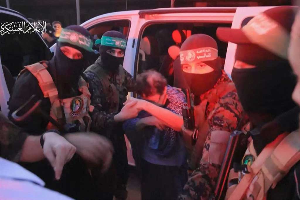 “Mereka sudah dibebaskan. Ini ialah kelompok pertama yang dibebaskan sesuai perjanjian,” ungkap sumbersumber di Hamas.