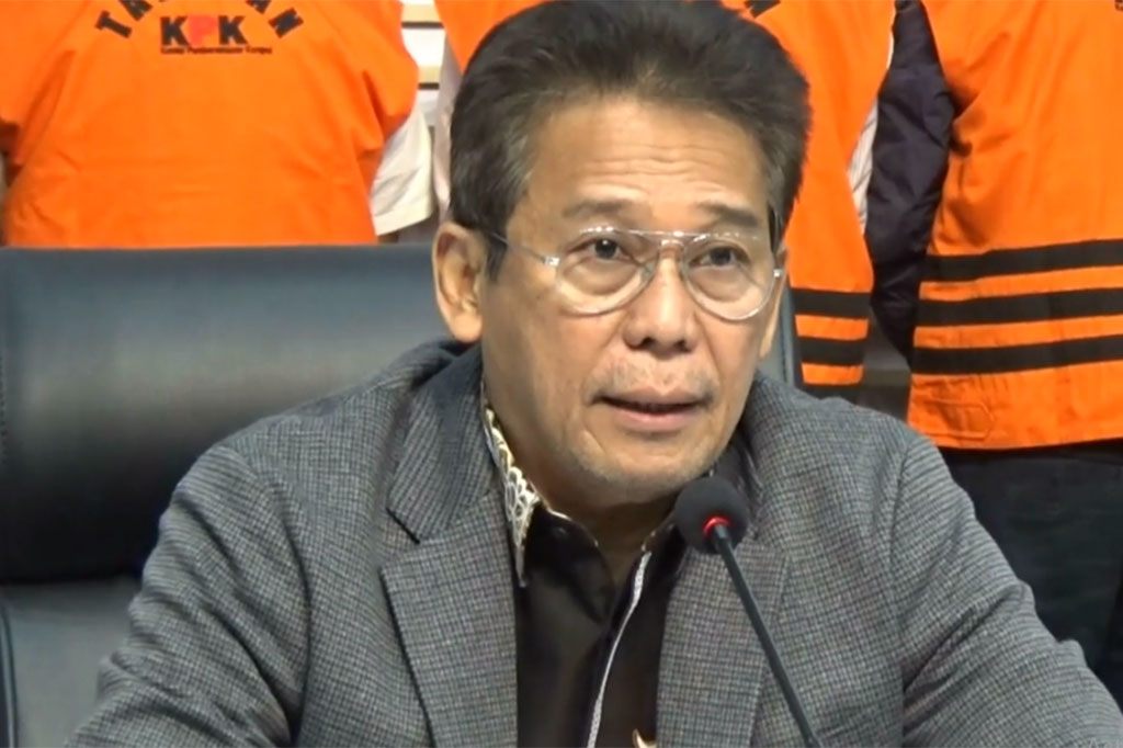 Lima tersangka tersebut ialah Direktur CV Bajasari Nono Mulyanto (NM), pemilik PT Fajar Pasir Lestari Abdul Nanang Ramis (ANR), staf PT Fajar Pasir Lestari Hendra Sugiarto (HS), Kepala Satuan Kerja Balau Besar Pelaksana Jalan Nasional (BBPJN) Kalimantan Timur tipe B Rahmat Fadjar (RF), dan Pejabat Pembuat Komitmen (PPK) pada pelaksanaan Jalan Nasional wilayah Kalimantan Timur Raido Sinaga.