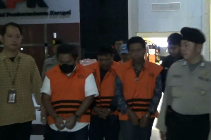 Tersangka NM, ANR, dan HS sebagai pihak pemberi disangkakan melanggar Pasal 5 ayat (1) huruf a atau b atau Pasal 13 Undang-Undang (UU) Nomor 31 Tahun 1999 tentang Pemberantasan Tindak Pidana Korupsi sebagaimana telah diubah dengan UU Nomor 20 Tahun 2001 tentang Perubahan Atas UU Nomor 31 Tahun 1999 tentang Tindak Pidana Korupsi Jo Pasal 55 ayat (1) ke 1 KUHP.