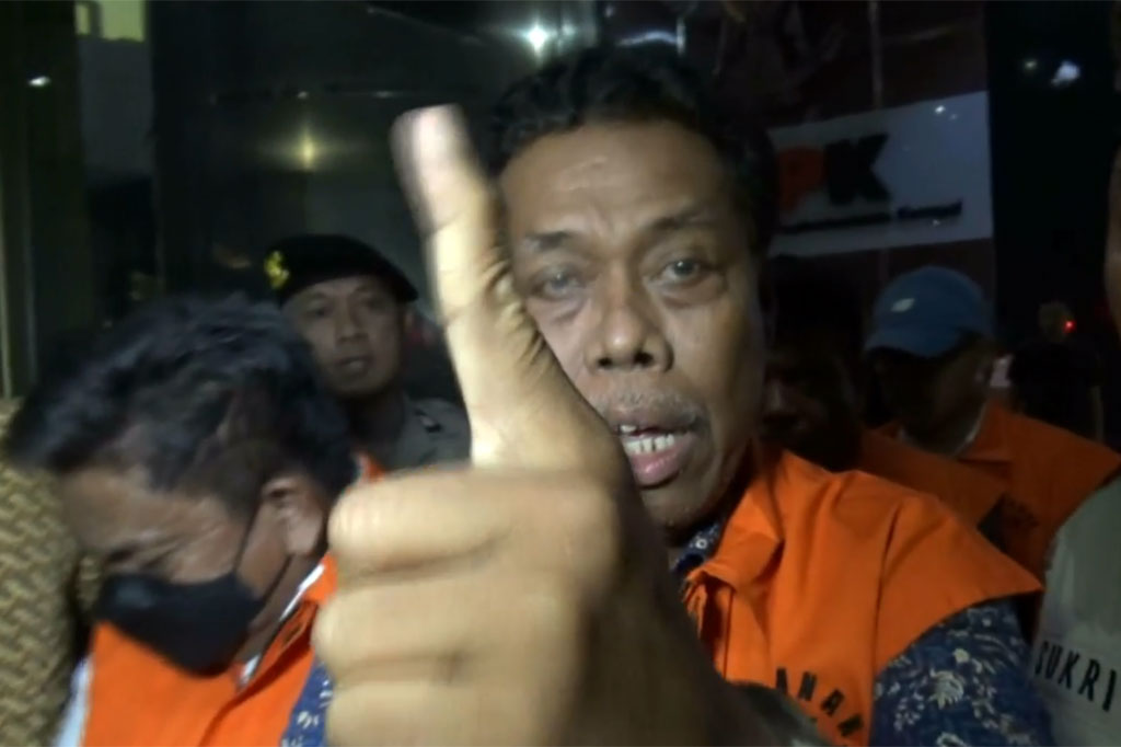 Sedangkan tersangka RF dan RS sebagai pihak penerima disangkakan Pasal 12 huruf a atau b atau Pasal 11 Undang-Undang (UU) Nomor 31 Tahun 1999 tentang Pemberantasan Tindak Pidana Korupsi sebagaimana telah diubah dengan UU Nomor 20 Tahun 2001 tentang Perubahan Atas UU Nomor 31 Tahun 1999 tentang Tindak Pidana Korupsi Jo Pasal 55 ayat (1) ke 1 KUHP. 