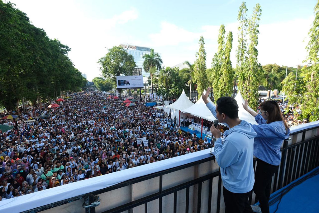 Calon Wakil Presiden nomor urut 2, Gibran Rakabumung Raka, Sabtu, 25 November 2023, menghadiri Jalan Sehat 1 Putaran di depan Monumen Mandala Pembebasan Irian Barat, Jalan Jenderal Sudirman, Makassar, Sulawesi Selatan, yang diklaim dihadiri sekitar 1,3 juta peserta.