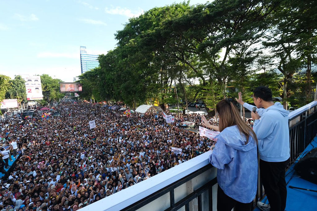 Tiba di lokasi jalan sehat, Gibran yang didampingi istri Selfie Ananda langsung menyapa lautan masyarakat yang hadir. 