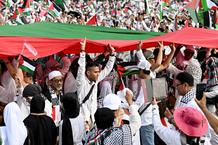 Ribuan Umat Muslim bersama elemen masyarakat lintas agama dan golongan di Bali, menggelar aksi damai mendukung perdamaian Palestina, di Lapangan Puputan Niti Mandala Renon, Denpasar, Sabtu 25 November 2023.