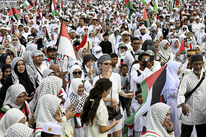 Bertempat di Lapangan Puputan Niti Mandala Renon Denpasar, ribuan warga, tidak saja Umat Muslim, elemen masyarakat dari berbagai golongan dan agama kompak menyerukan perdamaian di tanah Palestina.