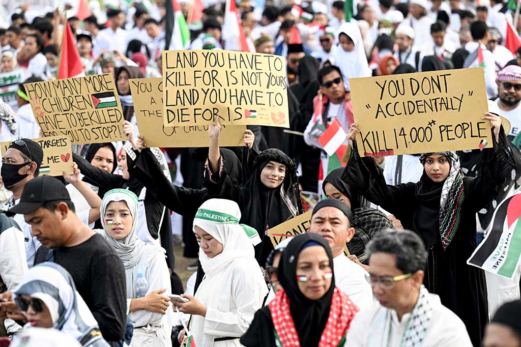 Para pengunjung rasa membawa beragam atribut bernuansa Palestina, mulai dari bendera daan juga Keffiyeh Atau Kuffiya, kain berpola hitam putih khas Palestina, serta beragam spanduk dan poster bernada mengecam serangan Israel ke Palestina. 