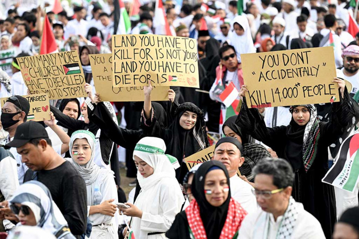 Para pengunjung rasa membawa beragam atribut bernuansa Palestina, mulai dari bendera daan juga Keffiyeh Atau Kuffiya, kain berpola hitam putih khas Palestina, serta beragam spanduk dan poster bernada mengecam serangan Israel ke Palestina. 