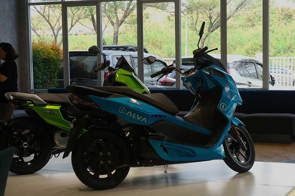 Salah satu tujuan kunjungan ini adalah untuk memahami lebih dalam tentang kontribusi ALVA terhadap pengembangan industri motor listrik di Indonesia. Kemendag memberikan apresiasi atas upaya ALVA dalam mendukung agenda pemerintah untuk menjaga keberlanjutan lingkungan dan mengurangi emisi karbon; sesuai dengan prinsip net-zero emission pada tahun 2060.