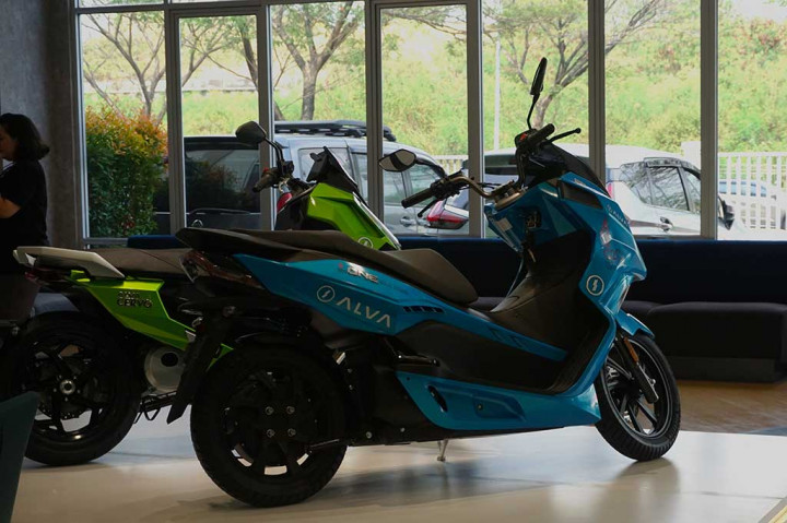 Salah satu tujuan kunjungan ini adalah untuk memahami lebih dalam tentang kontribusi ALVA terhadap pengembangan industri motor listrik di Indonesia. Kemendag memberikan apresiasi atas upaya ALVA dalam mendukung agenda pemerintah untuk menjaga keberlanjutan lingkungan dan mengurangi emisi karbon; sesuai dengan prinsip net-zero emission pada tahun 2060.