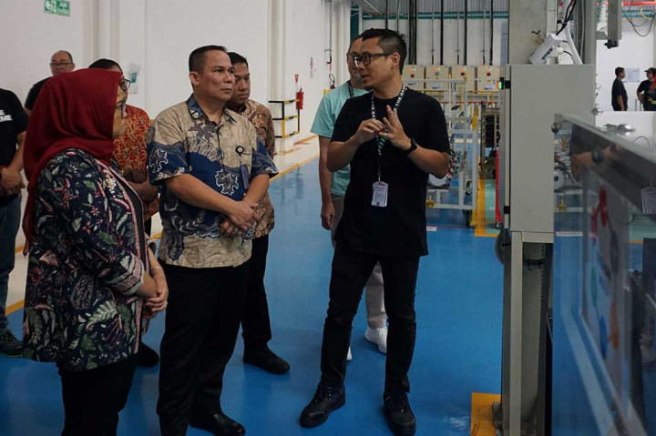 Kunjungan ini merupakan bagian dari upaya Kemendag untuk mempromosikan industri kendaraan ramah lingkungan di Indonesia sekaligus mendukung penerapan teknologi industri 4.0 untuk menunjang ekskalasi produksi kendaraan listrik dalam negeri yang berkualitas. 