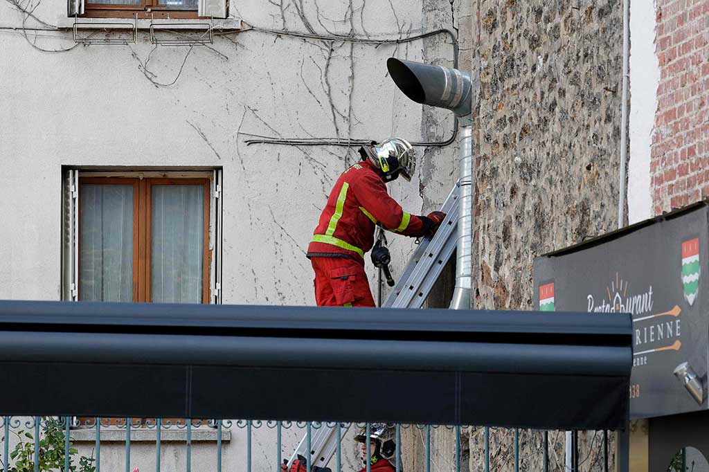 Penghuni gedung lainnya dievakuasi dan diberi perlindungan di gedung olah raga. Penyelidikan telah dilakukan untuk mengetahui penyebab kebakaran tersebut.