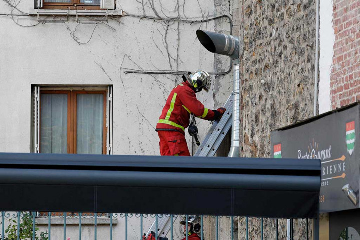 Penghuni gedung lainnya dievakuasi dan diberi perlindungan di gedung olah raga. Penyelidikan telah dilakukan untuk mengetahui penyebab kebakaran tersebut.