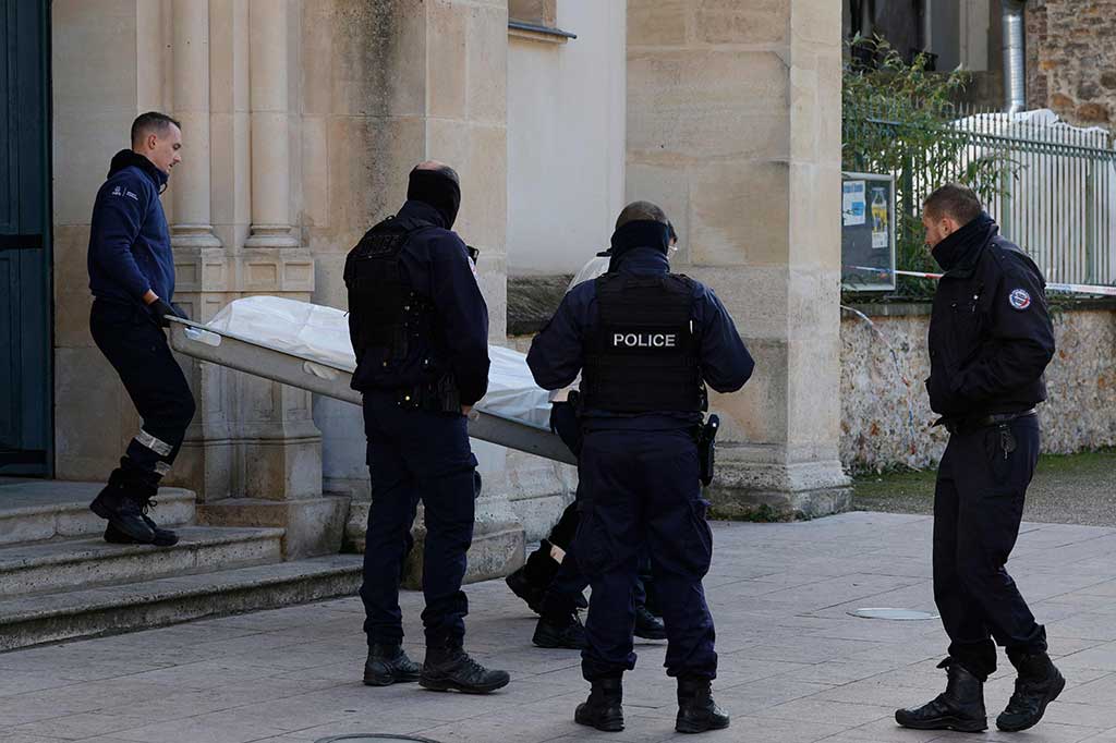 Petugas mengevakuasi jenazah korban kebakaran yang terjadi di sebuah rumah petak yang menewaskan tiga orang dan melukai delapan lainnya, di Stains, pinggiran kota Paris, Sabtu, 25 November 2023. 