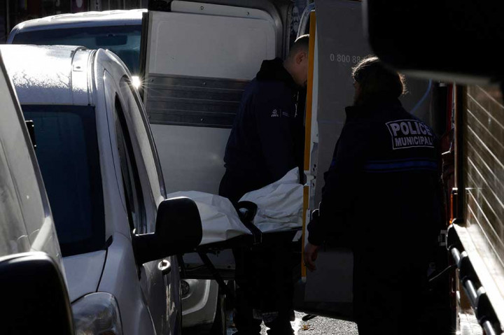 Polisi mengatakan kebakaran terjadi pada pukul 02.00 dini hari (01.00 GMT) di lantai dasar gedung di Stains, sebuah kota mayoritas imigran sekitar 15 kilometer (sembilan mil) dari Paris.