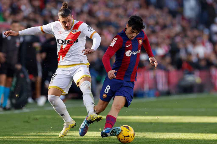 Rayo mengancam lebih dulu ketika laga memasuki menit kelima. Namun usaha Isi Palazon masih bisa diselamatkan Inaki Pena.