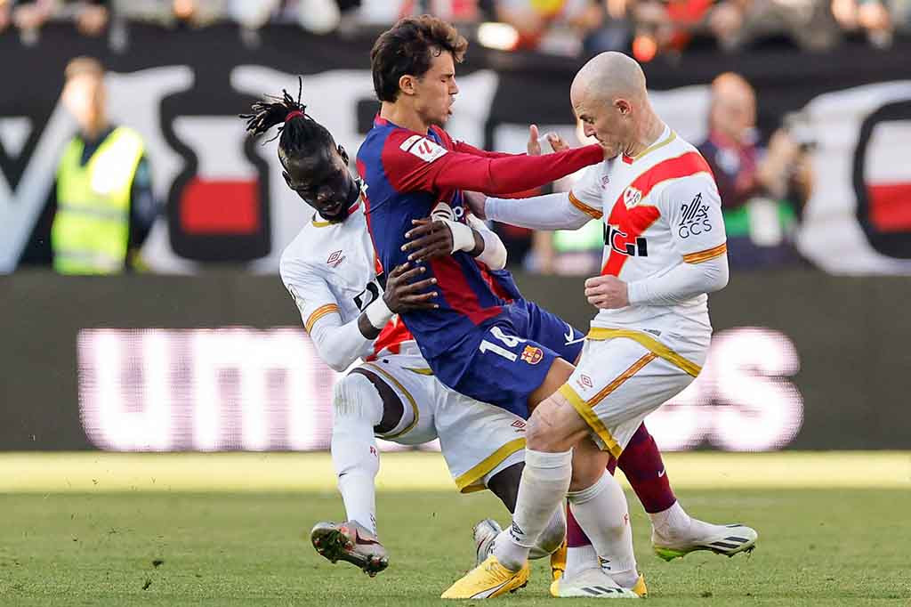 Memasuki babak kedua, Barca makin intens menekan Rayo. Namun, rapatnya pertahanan tuan rumah membuat tim tamu kesulitan menciptakan peluang.