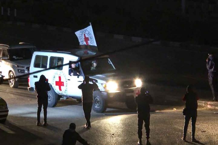 Sayap bersenjata Hamas mengatakan telah menyerahkan para sandera kepada Palang Merah.