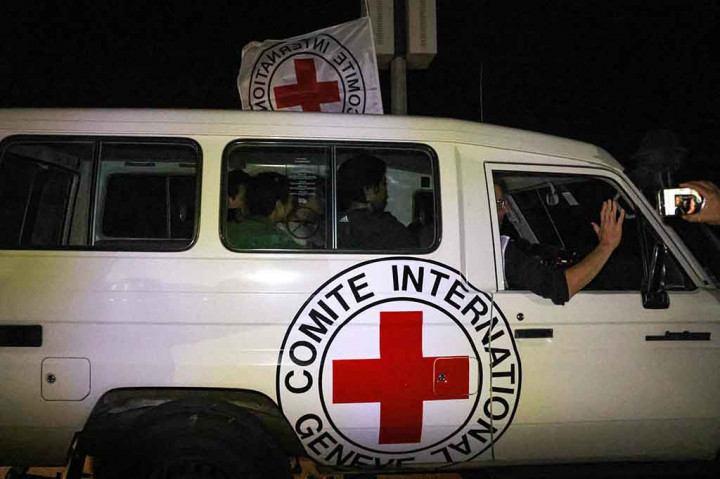 Penundaan yang tidak terduga pada Sabtu malam telah menyebabkan sakit hati bagi para kerabat ketika mediator Qatar dan Mesir berusaha mengatasi kekhawatiran kelompok Islam tersebut bahwa Israel ikut campur dalam pemilihan tahanan untuk dibebaskan dan tidak mengizinkan bantuan menjangkau warga sipil di Gaza utara selama empat hari. gencatan senjata.