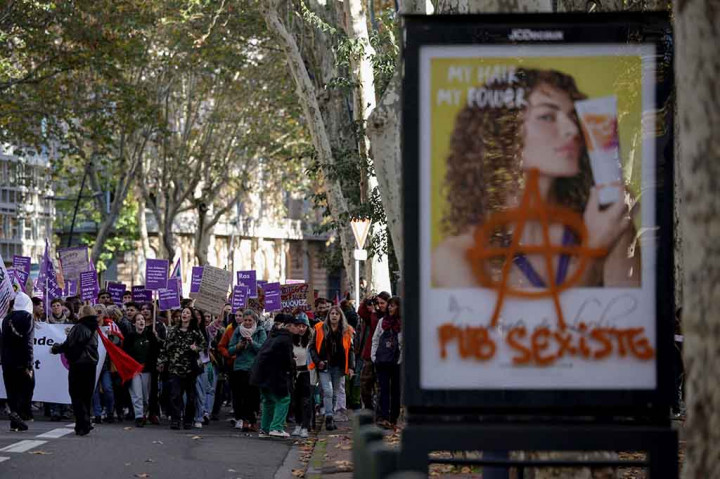 Banyak di antara mereka yang mengenakan pakaian ungu, warna perempuan dan kesetaraan gender, para pengunjuk rasa berjalan melintasi jalan-jalan dingin di Paris dan kota-kota lain, membawa poster bertuliskan: 'Satu pemerkosaan setiap enam menit di Prancis' dan 'Lindungi anak perempuan Anda, didik anak laki-laki Anda'.