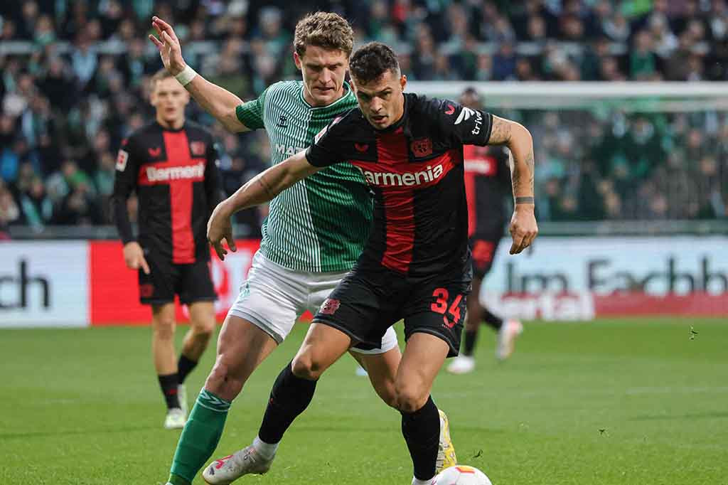 Serangan energi tinggi Leverkusen memaksa gelandang Bremen Olivier Deman kebobolan gol bunuh diri lebih awal, pemain Belgia itu melepaskan umpan ke gawangnya sendiri.