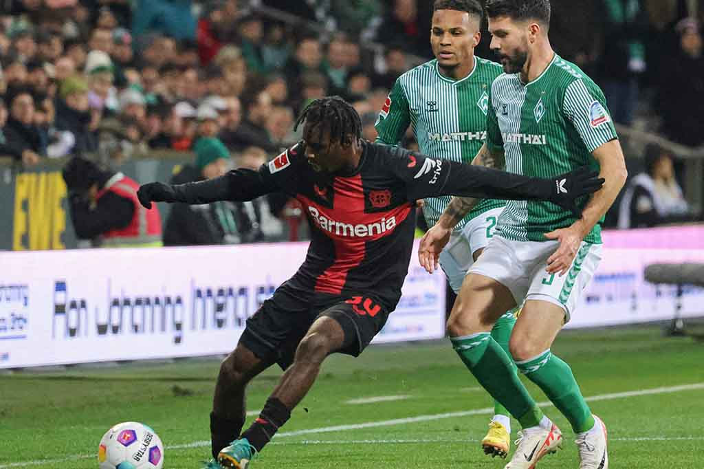 Serangan dari Alex Grimaldo, Jeremie Frimpong dan gol bunuh diri membawa Bayer Leverkusen menang 3-0 di Werder Bremen pada hari Sabtu, 25 November 2023 dan kembali ke puncak Bundesliga.