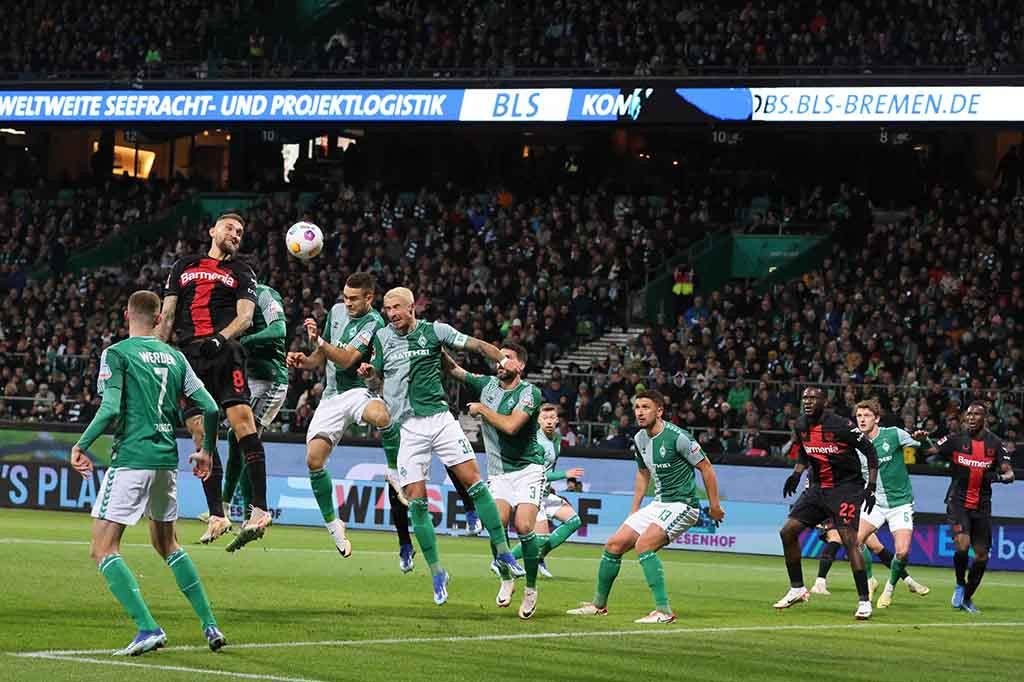 Kemenangan ini melanjutkan laju menakjubkan Leverkusen musim ini, dengan tim asuhan Alonso telah menang 17 kali dan seri sekali dari 18 pertandingan mereka di semua kompetisi.