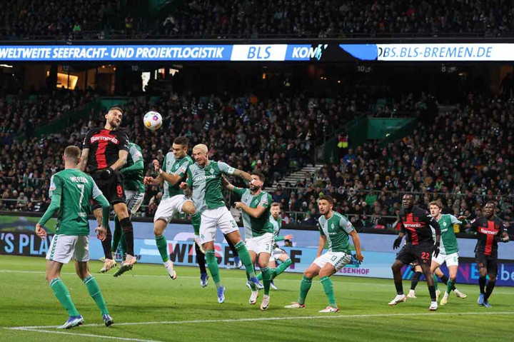 Kemenangan ini melanjutkan laju menakjubkan Leverkusen musim ini, dengan tim asuhan Alonso telah menang 17 kali dan seri sekali dari 18 pertandingan mereka di semua kompetisi.