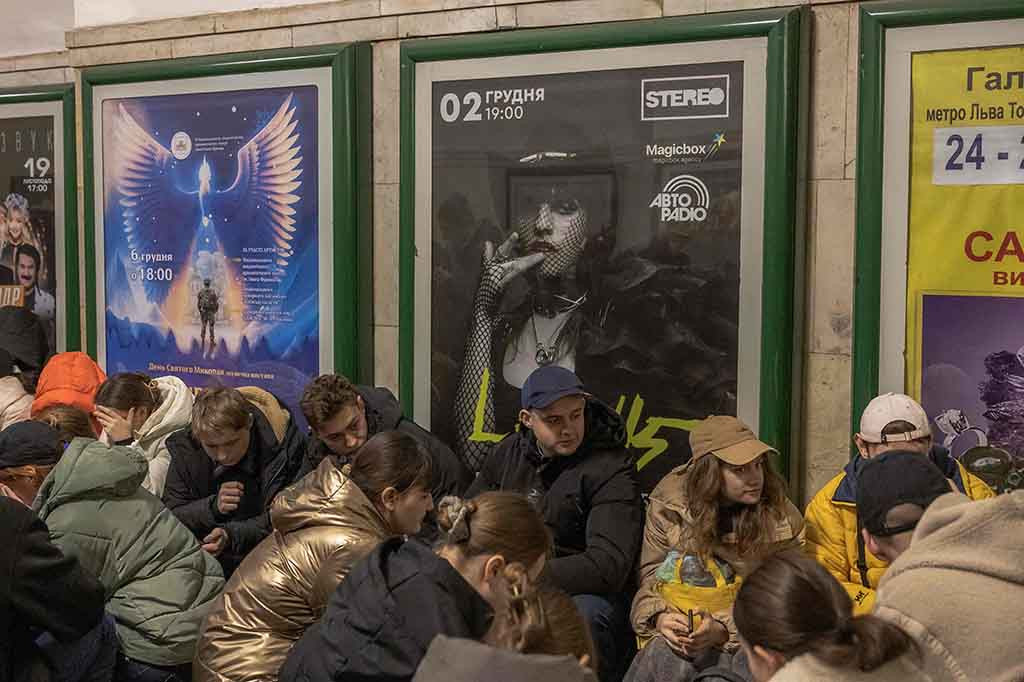 “Musuh meluncurkan serangan drone dalam jumlah rekor ke Ukraina! Arah utama serangannya adalah Kyiv,” kata komandan angkatan udara Ukraina, Jenderal Mykola Oleshchuk.