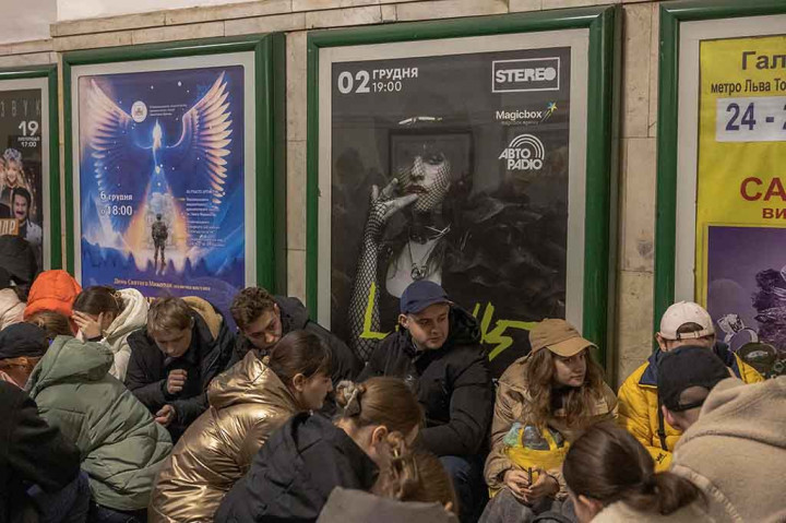 “Musuh meluncurkan serangan drone dalam jumlah rekor ke Ukraina! Arah utama serangannya adalah Kyiv,” kata komandan angkatan udara Ukraina, Jenderal Mykola Oleshchuk.