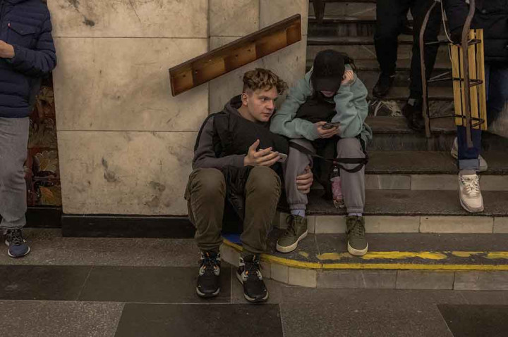 Tentara Ukraina mengatakan Rusia telah meluncurkan 'jumlah rekor' drone Shahed buatan Iran, yang sebagian besar menargetkan Kyiv, menyebabkan pemadaman listrik karena suhu turun di bawah titik beku.