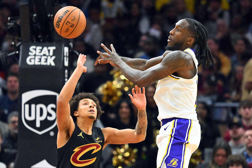 Davis menambahkan 13 rebound dan tiga tembakan yang diblok, membantu Lakers mengatasi malam tembakan lambat dari superstar LeBron James melawan mantan klubnya, yang memberikan penghargaan kepada pencetak gol terbanyak sepanjang masa liga dengan video penghormatan di kuarter pertama.