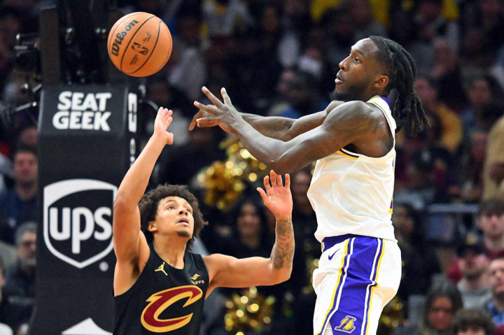 Davis menambahkan 13 rebound dan tiga tembakan yang diblok, membantu Lakers mengatasi malam tembakan lambat dari superstar LeBron James melawan mantan klubnya, yang memberikan penghargaan kepada pencetak gol terbanyak sepanjang masa liga dengan video penghormatan di kuarter pertama.