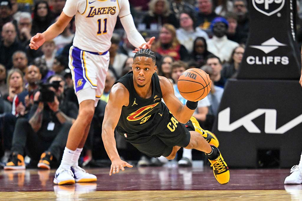 Layup Davis, setelah ia melakukan rebound atas kegagalan James, membuat Lakers unggul 111-103 dengan waktu bermain tersisa 3:48.
