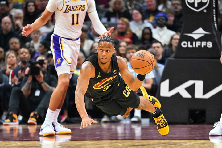 Layup Davis, setelah ia melakukan rebound atas kegagalan James, membuat Lakers unggul 111-103 dengan waktu bermain tersisa 3:48.