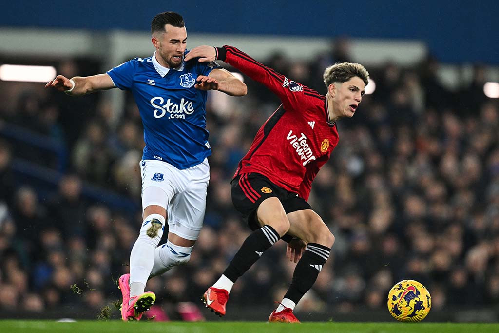 MU tampil dengan tempo tinggi sejak menit pertama dn berhasil membuka skor ketika laga berjalan tiga menit. Alejandro Garnacho menceploskan bola ke gawang Everton setelah menyambar umpan silang Diogo Dalot.