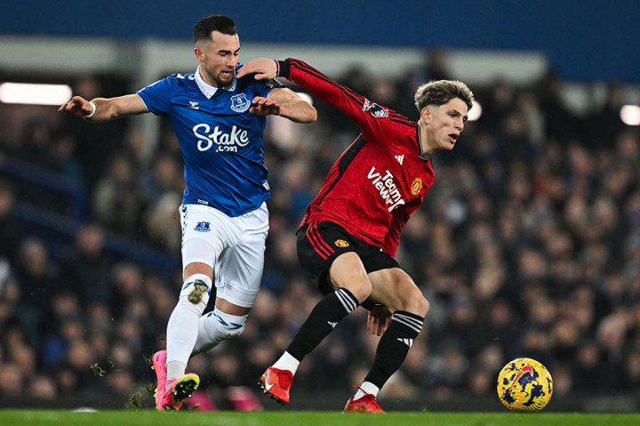 MU tampil dengan tempo tinggi sejak menit pertama dn berhasil membuka skor ketika laga berjalan tiga menit. Alejandro Garnacho menceploskan bola ke gawang Everton setelah menyambar umpan silang Diogo Dalot.